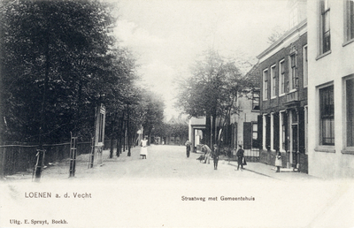 11428 Gezicht in de Rijksstraatweg te Loenen uit het zuiden; met rechts de voorgevel van het gemeentehuis ...